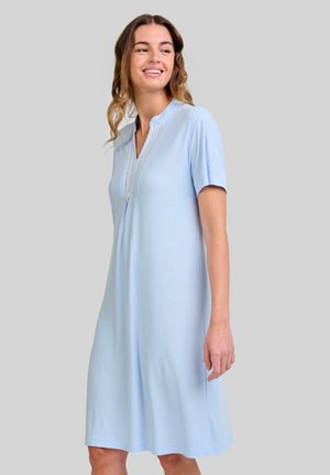 Vestido azul claro, de longitud a la rodilla, con un corte relajado, mangas cortas y un collar, que presenta una tapeta de botones parcial y una textura suave.