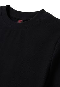 Schwarzer, gerippter Sweatshirt mit Rundhalsausschnitt und strukturiertem Stoff. Verfügt über ein Etikett in Rot und Schwarz am Hals.
