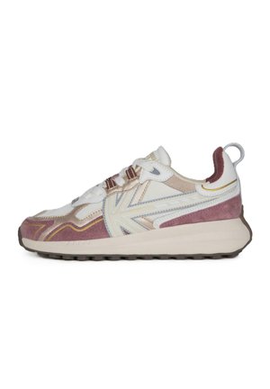 Seitenansicht eines weißen und mauvefarbenen Sneakers mit beigen Akzenten, Wildledereinsätzen, dicker Sohle und einer Schlaufe an der Ferse.