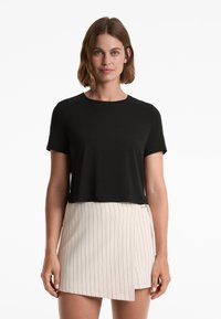 OYSHO LYOCELL BLEND SHORT-SLEEVED CROP - Jednoduché tričko - black