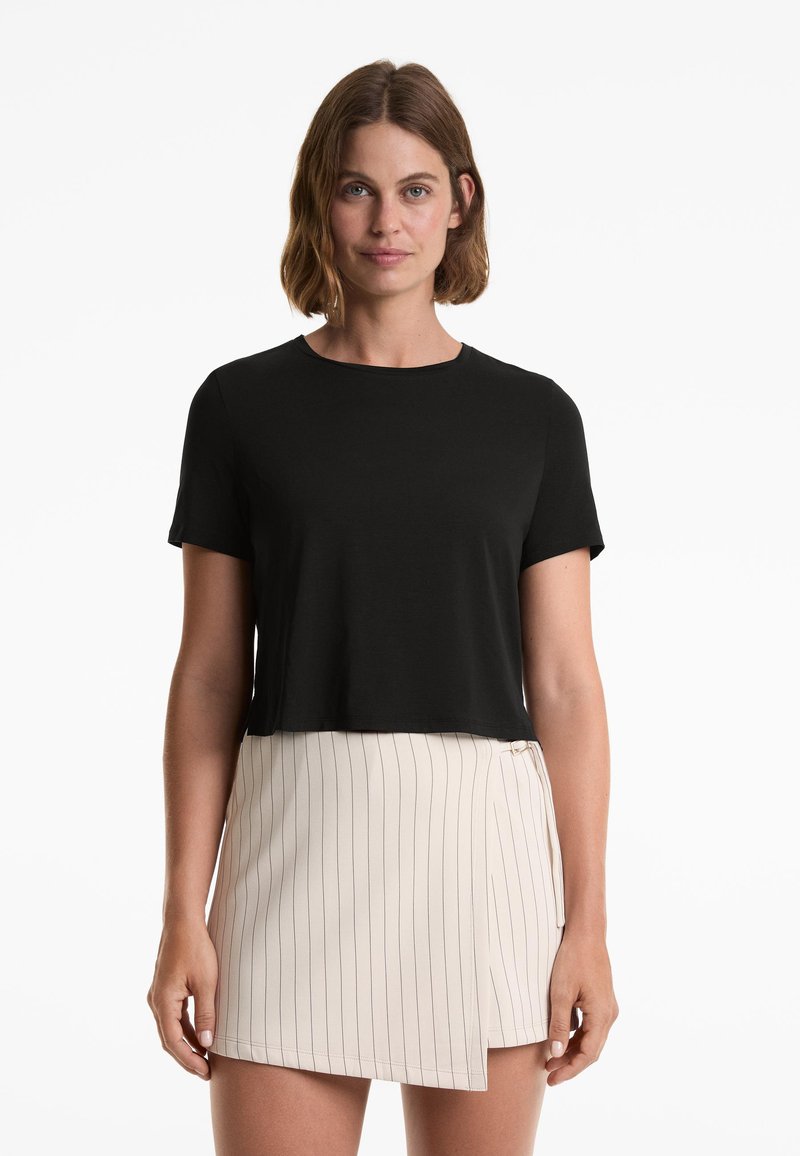 OYSHO LYOCELL BLEND SHORT-SLEEVED CROP - Jednoduché tričko - black