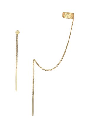 Set aus goldfarbenen Ohrringen, wobei einer als Creolen-Manschette gestaltet ist, die mit einer Kette an einen langen Tropfenketten-Ohrring verbunden ist.