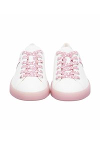 Weiße Sneaker aus strukturiertem Material, mit rosa Gummisohlen und rosa gemusterten Schnürsenkeln. Einfaches Design mit abgerundeter Zehenpartie und flachen Sohlen.