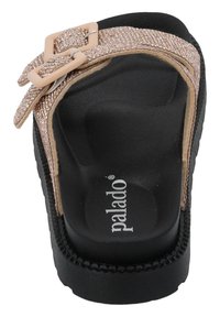 Zwarte platform sandaal met een gestructureerde rosegouden band. Heeft een vierkante gesp en een gevoerd voetbed voor comfort. Mernaam "palado" is zichtbaar.