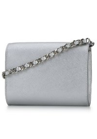 Pochette argentée texturée avec une bandoulière en chaîne. Forme rectangulaire avec une fermeture éclair et finition lisse. Design minimaliste et éclat subtil.