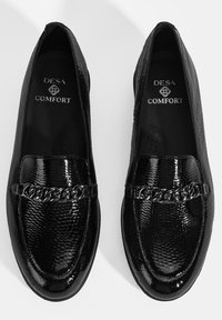 Zwarte loafers met een gestructureerde lakafwerking. Voorzien van een kettingaccent aan de voorkant en een comfortabele binnenvoering met ventilatiegaten.