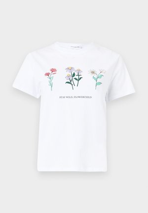 Λευκό πουκάμισο με κοντά μανίκια και τρεις πολύχρωμες απεικονίσεις λουλουδιών πάνω από το κείμενο «STAY WILD, FLOWERCHILD» στο μπροστινό μέρος.
