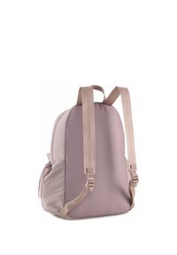 Sac à dos en tissu rose doux avec des bretelles beige réglables. Structure arrondie avec poche latérale et design minimaliste. Texture lisse.