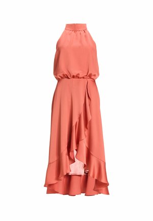 Koral halterneck kjole med samlet talje og asymmetrisk volang høj-lav nederdel, lavet af flydende stof.