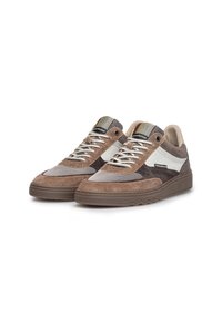 Des chaussures de sport marron et grises présentant du daim et un tissu texturé, avec des lacets et des accents de couleur claire, une semelle en caoutchouc solide avec un motif en zigzag.