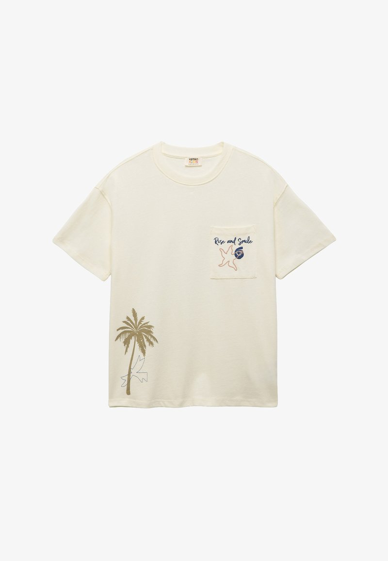 T-shirt in cotone color crema con un design a taschino che presenta la scritta "Rise and Smile" e una grafica di palma con accenti dorati e blu navy. Maniche corte.