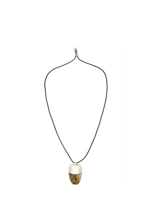 Zwarte koordketting met een eikelvormige hanger, met een zilverkleurige bovenkant en een bruine onderkant, gecentreerd op een effen witte achtergrond.