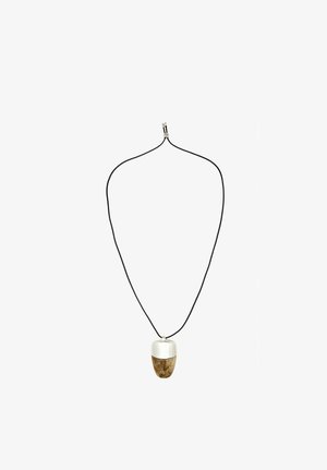 Zwarte koordketting met een eikelvormige hanger, met een zilverkleurige bovenkant en een bruine onderkant, gecentreerd op een effen witte achtergrond.
