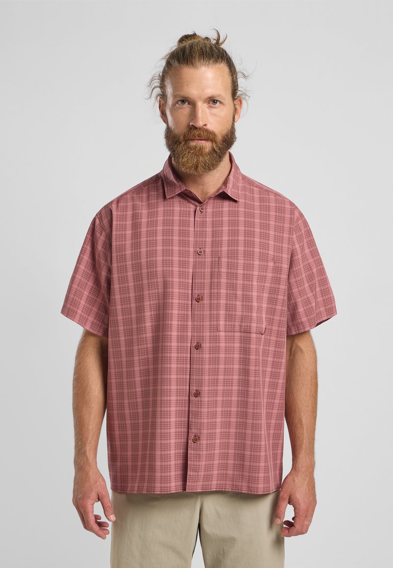 Camicia a maniche corte con bottoni in rosa polveroso, caratterizzata da un motivo a quadri, dotata di tasca sul petto sinistro e bottoni marroni per la chiusura.