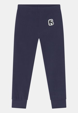 Leggings azul marino con cintura elástica y un pequeño parche negro de mono en la parte superior del muslo izquierdo, tobillos con puños ajustados.