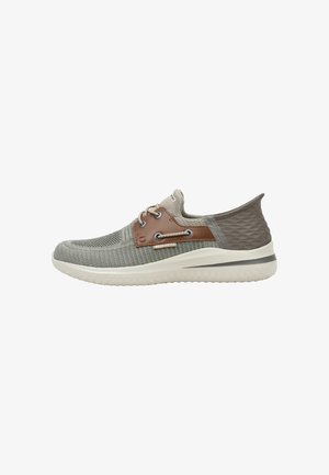 Baskets décontractées en maille gris clair avec panneau en cuir marron à œillets, semelle blanche et petit talon, vues de côté.