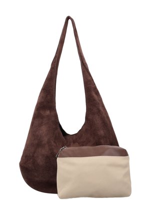 Brązowa zamszowa torba na ramię z szerokim paskiem oraz osobna beżowa saszetka na zamek z brązową skórzaną lamówką.