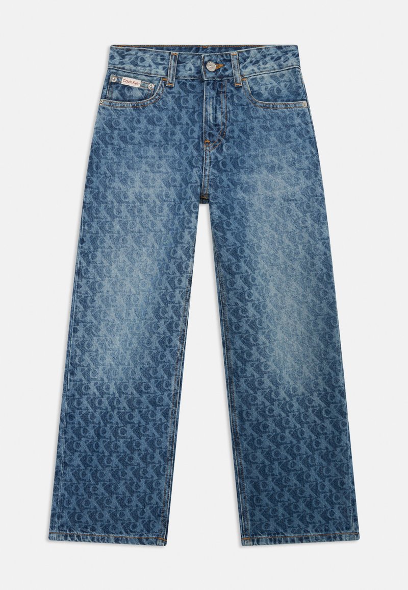 Jeans de mezclilla azul de pierna ancha con un estampado de logo en toda la prenda, cinco bolsillos y un cierre de botón con cremallera.