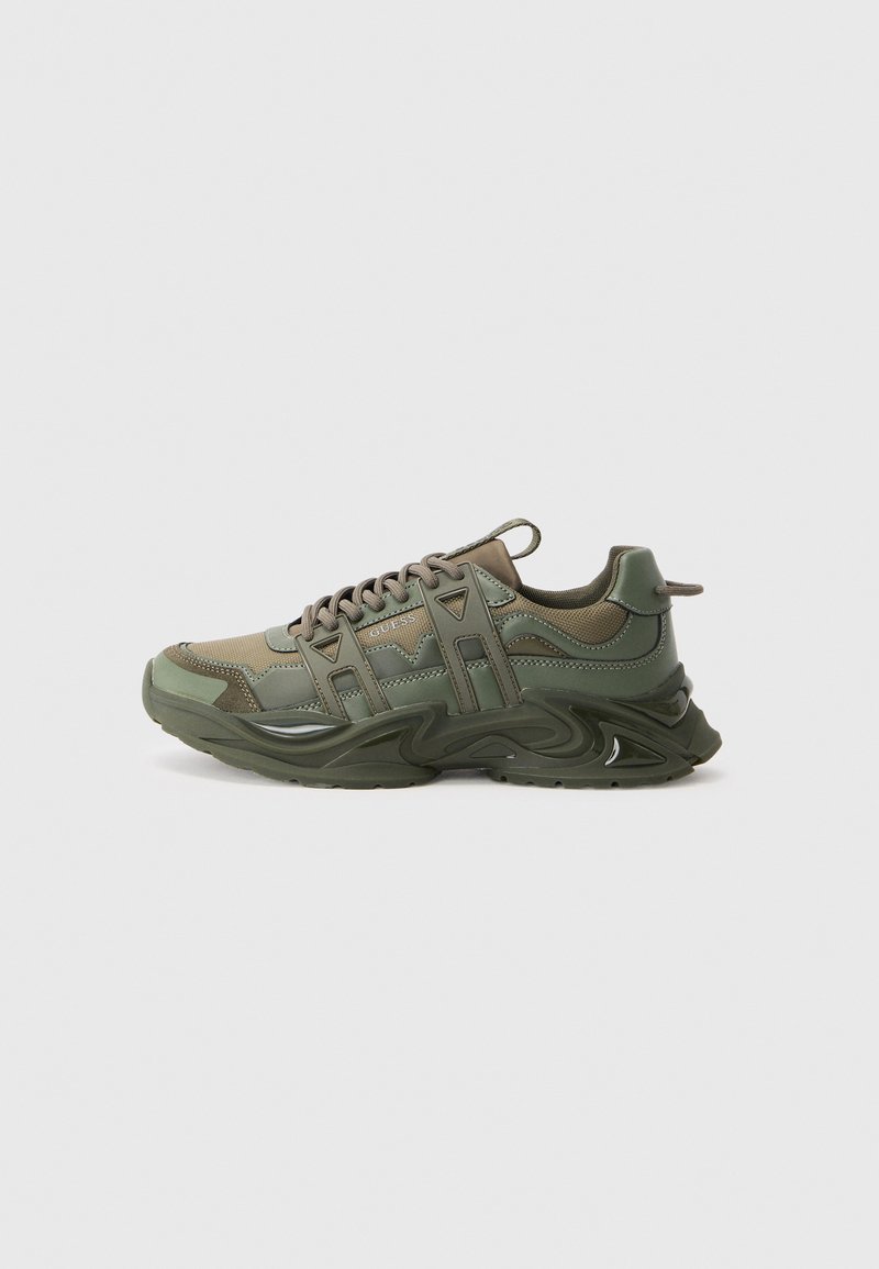 Groene sportieve sneaker van mesh en synthetische materialen, met een getextureerde zool, vetersluiting aan de voorkant, een gewatteerde schacht en merkaccenten aan de zijkant.
