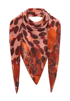 Foulard imprimé dans des teintes chaudes de rouge et d'orange, featuring des motifs abstraits et un tissu léger et transparent avec une forme triangulaire.