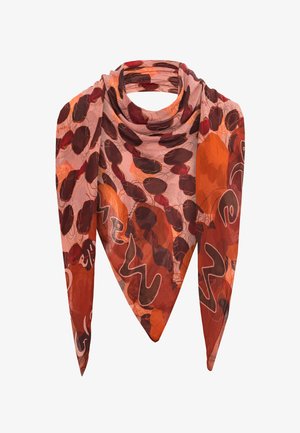 Foulard imprimé dans des teintes chaudes de rouge et d'orange, featuring des motifs abstraits et un tissu léger et transparent avec une forme triangulaire.