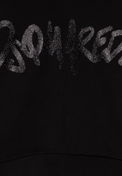 Schwarzer Sweatshirt mit großem, glitzerndem silbernem Schriftzug "Dsquared" auf der Vorderseite. Das Material ist glatt mit einer matten Oberfläche.