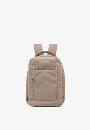 Beżowy materiałowy plecak z wyściełanymi paskami na ramiona, górnym uchwytem, przednią kieszenią na zamek i fakturowaną powierzchnią. Wyposażony w solidne zamki błyskawiczne.