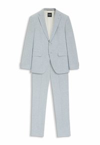 Costume pour homme gris clair en deux pièces avec blazer à revers cranté, fermeture à deux boutons, poches à rabat, et pantalon droit assorti.