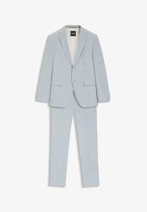 Lichtgrijs herenen tweedelig pak met een colbert met inkeping, sluiting met twee knopen, klepzakken en bijpassende rechte pijpen broek.