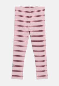 Rózsaszín leggings vízszintes sötétvörös csíkokkal és egy kis részleges logóval a bal alsó lábszáron, síkban, fehér háttéren elhelyezve.
