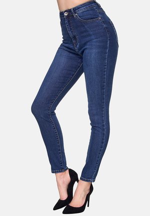 Jeans de tiro alto, de color azul oscuro y corte ajustado, hechos de tela de mezclilla, con un diseño clásico de cinco bolsillos y detalles de costura sutil.
