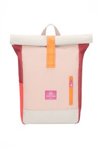 Mochila con cierre enrollable hecha de tela beige y coral con detalles de cremalleras naranjas y un parche de logo rosa. Cuenta con un asa superior y un bolsillo lateral.