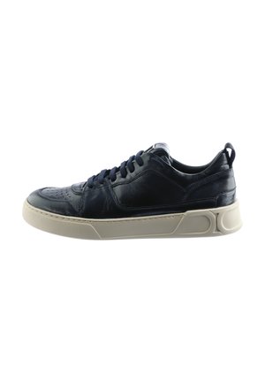Navy-Leder-Sneaker mit einem flachen Design, perforierter Zehenpartie und einer beigen Gummisohle mit subtilen Akzenten und strukturierter Oberfläche.