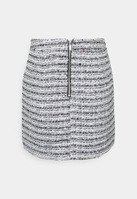 Zwart-witte minirok met textuur, voorzien van een verticale rits aan de achterkant en een horizontaal gestreept patroon.