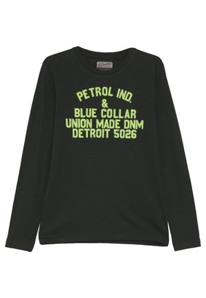 Czarna koszulka z długim rękawem i okrągłym dekoltem z żółto-zielonym napisem „PETROL IND. & BLUE COLLAR UNION MADE DNM DETROIT 5026“ z przodu.