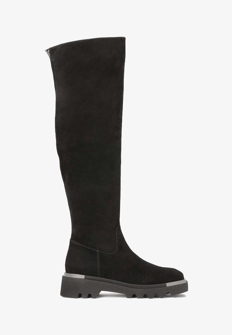 Must must üle põlve saapad mustast nahast, millel on tummine kummitald, puhtad jooned ja minimalistlik disain. Omab siledat pinnateksti ja nähtamatut riistvara.