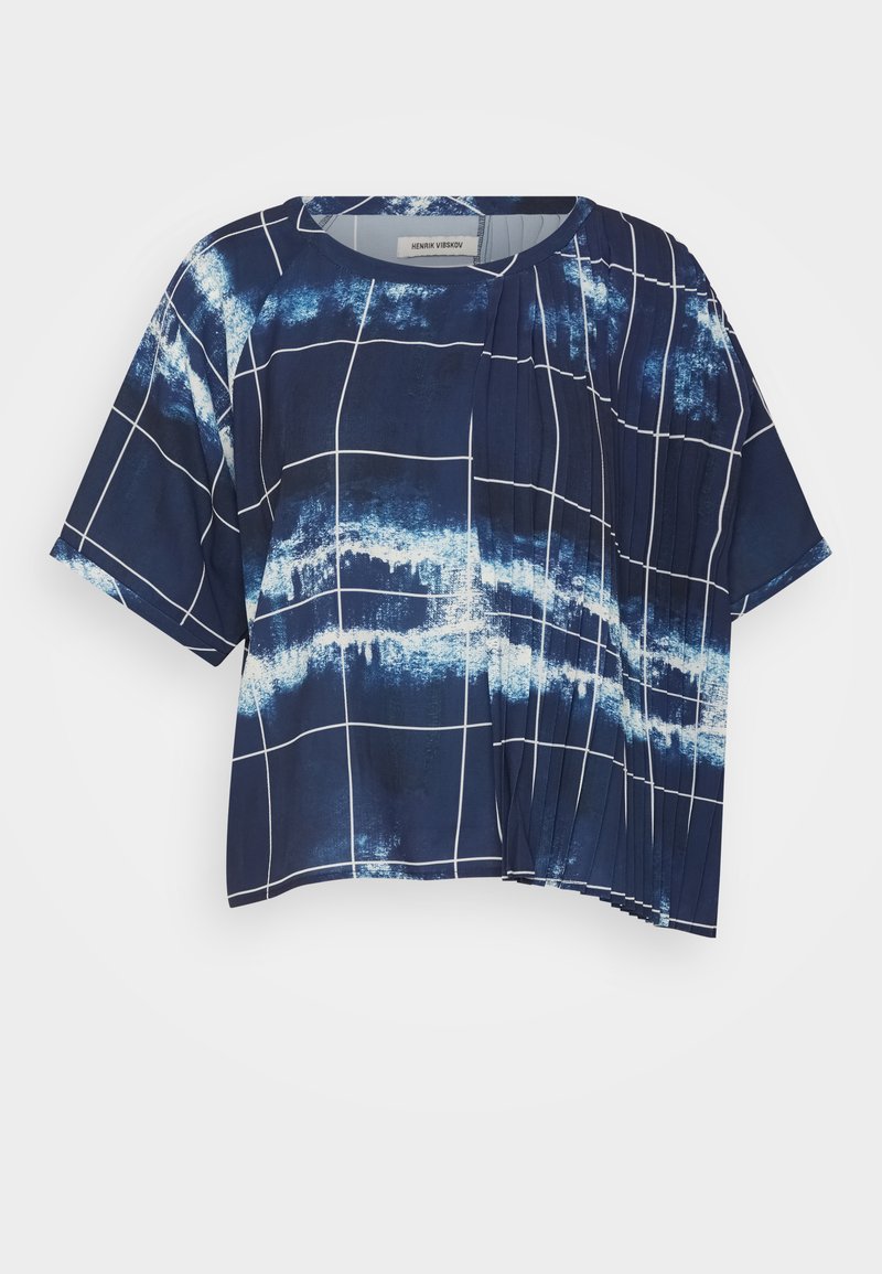 Damen Bekleidung | Henrik Vibskov SMOOTH PLISSÉ BLOUSE T-Shirt print dark blue/dunkelblau - WA09896 Damen Bekleidung | Henrik Vibskov SMOOTH PLISSÉ BLOUSE T-Shirt print dark blue/dunkelblau - WA09896