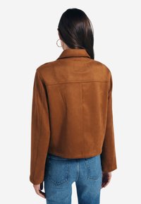 Brun mockaläderjacka med krage och långa ärmar, med en kortad passform. Baksidan visar en slät yta och minimala sömnadsdetaljer.