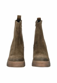 Brązowe zamszowe botki za kostkę z teksturowanym wykończeniem, okrągłym noskiem i gumową podeszwą; posiadają zamek błyskawiczny po obu stronach.