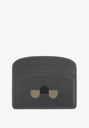 Grauem Leder-Kartenhalter mit drei Kartenfächern und minimalistischem Design. Enthält kontrastierende geometrische Formen in Schwarz und Beige.