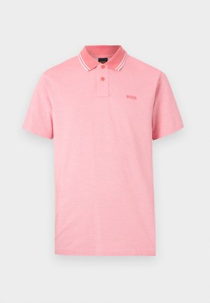 Polo rose à manches courtes avec des rayures blanches sur le col, deux boutons sur la patte de boutonnage et un logo "BOSS" en relief sur la poitrine gauche.