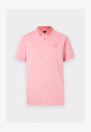 Polo rose à manches courtes avec des rayures blanches sur le col, deux boutons sur la patte de boutonnage et un logo "BOSS" en relief sur la poitrine gauche.