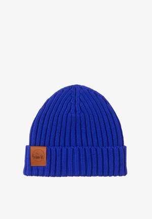 Niebieska dziergana czapka z prążkowaną strukturą, z podłożonym mankietem i brązową skórzaną naszywką z logo po boku.