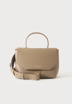 Beige strukturierte Handtasche mit Tragegriff oben und verstellbarem Schulterriemen, mit geprägt geschriebenem Markennamen auf der vorderen Klappe, aus strukturiertem Leder.