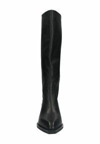 Stivale in pelle nera, alto fino al ginocchio, con punta affusolata, tacco esagonale impilato e superficie liscia. Presenta una decorazione minimalista e una silhouette classica.