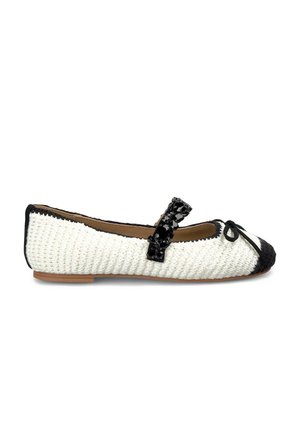 Ballet flat bianco intrecciato con punta e bordo nero. Caratterizzato da un fiocco decorativo nero in perline sulla fascia. Suola piatta.