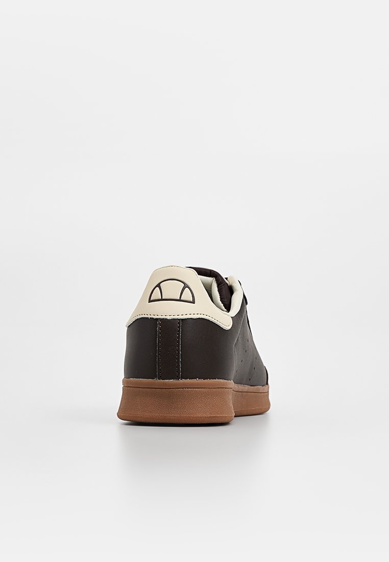 Braune Leder-Sneaker mit einer strukturierten Oberfläche, cremefarbenem Fersenbereich und einer Gummisohle. Verfügt über ein dezentes Logo auf der Rückseite.