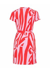 Roza obleka s kratkimi rokavi in drzno rdečo abstraktno navpično črto ter usklajenim pasom v predelu pasu, prikazana od zadaj.