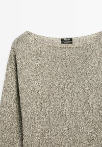 Grijs en crèmekleurig gestippeld katoen sweater met een brede halslijn en losse, lange mouwen. Toont een gebreide structuur en een zachte, casual uitstraling.