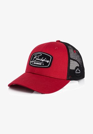 Piros baseball sapka fekete hálós hátsó résszel. Előlapján fekete-fehér logó folt látható. Ívelt karimája van, látható varrás részletekkel.